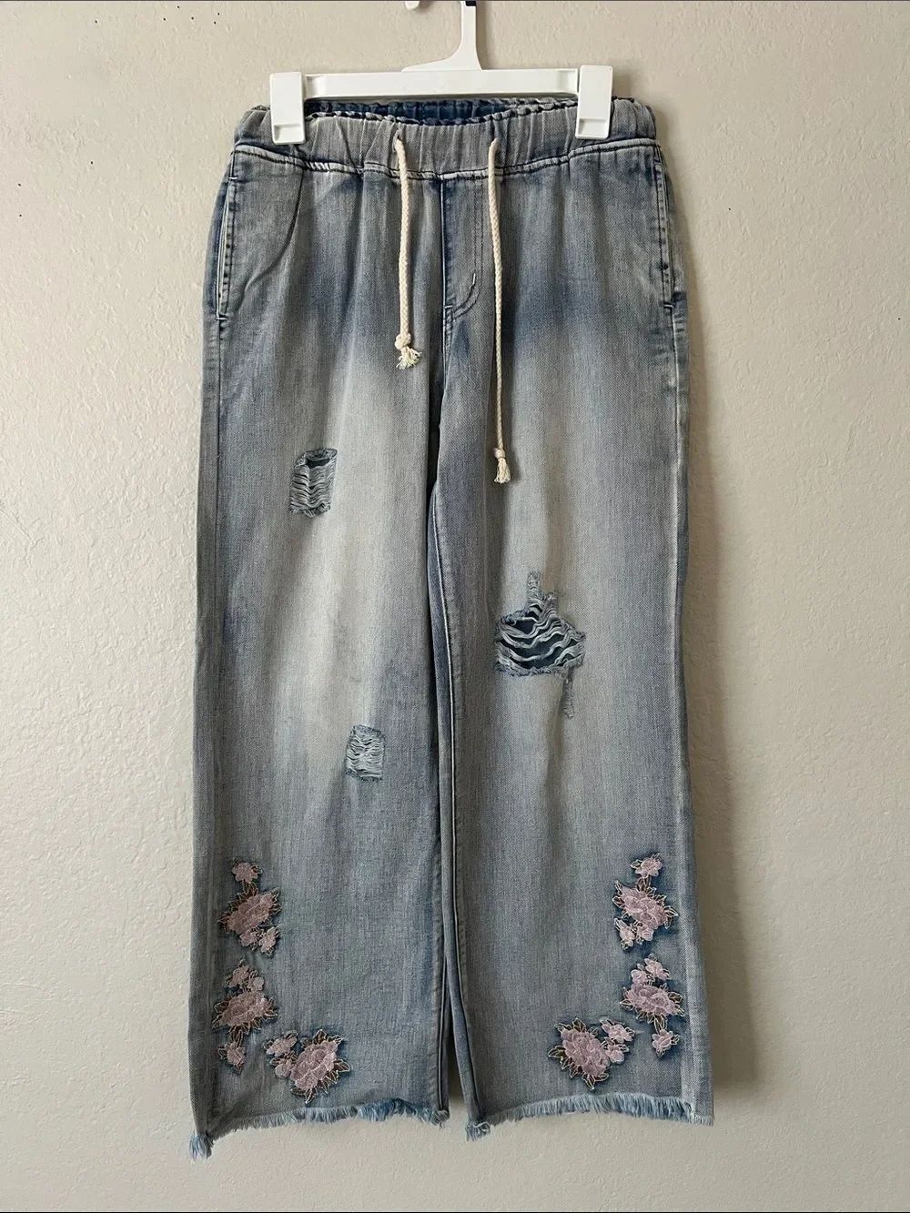 Like New!โPOL Light Wash Distressed Denim Drawstring Pink Floral Appliquรฉ S
